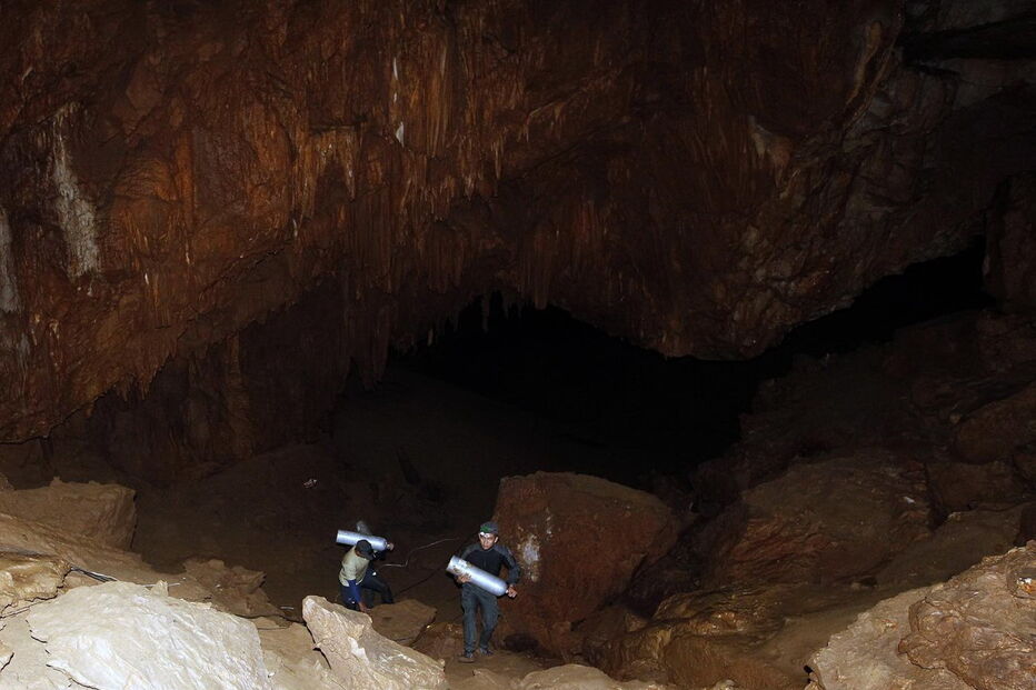Equipa de futebol soterrada em caverna na Tailândia