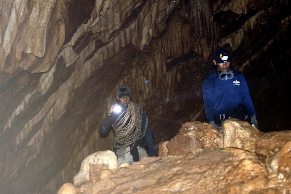 Equipa de futebol soterrada em caverna na Tailândia
