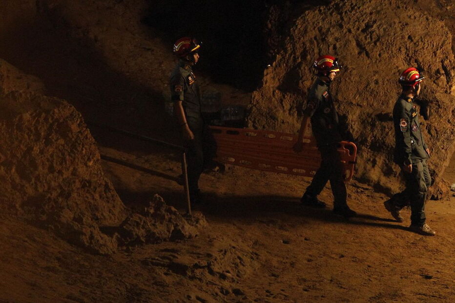 Equipa de futebol soterrada em caverna na Tailândia