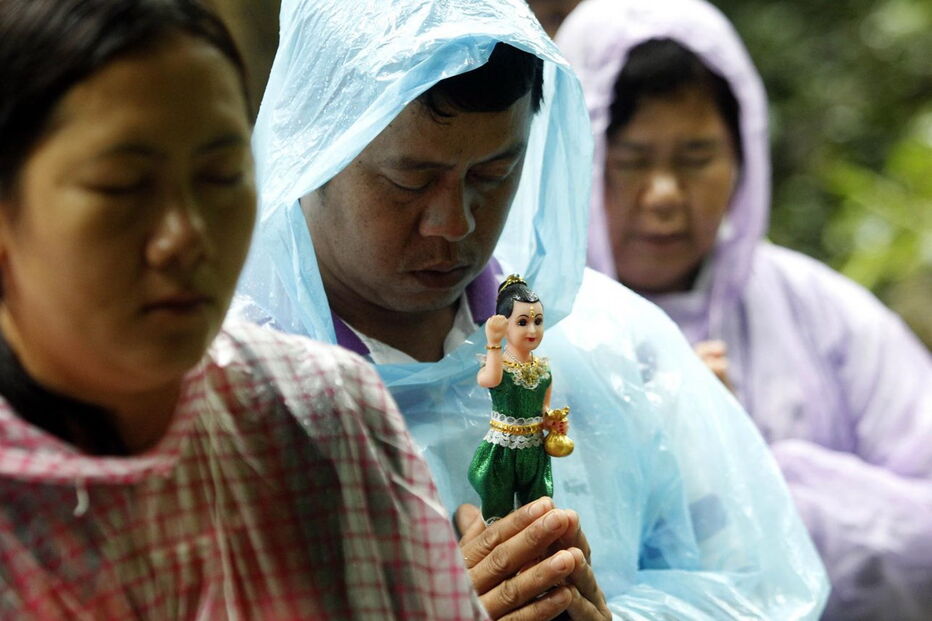 Equipa de futebol soterrada em caverna na Tailândia