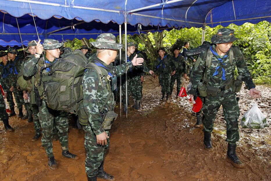 Equipa de futebol soterrada em caverna na Tailândia