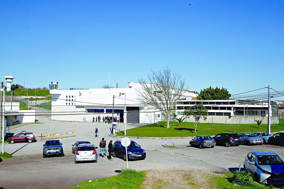 Guarda também colocava droga e telemóveis na cadeia de Caxias