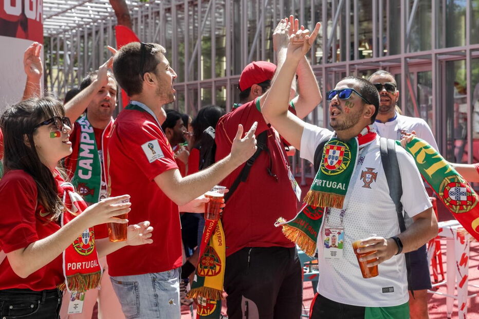 Adeptos torcem por Portugal durante Mundial	