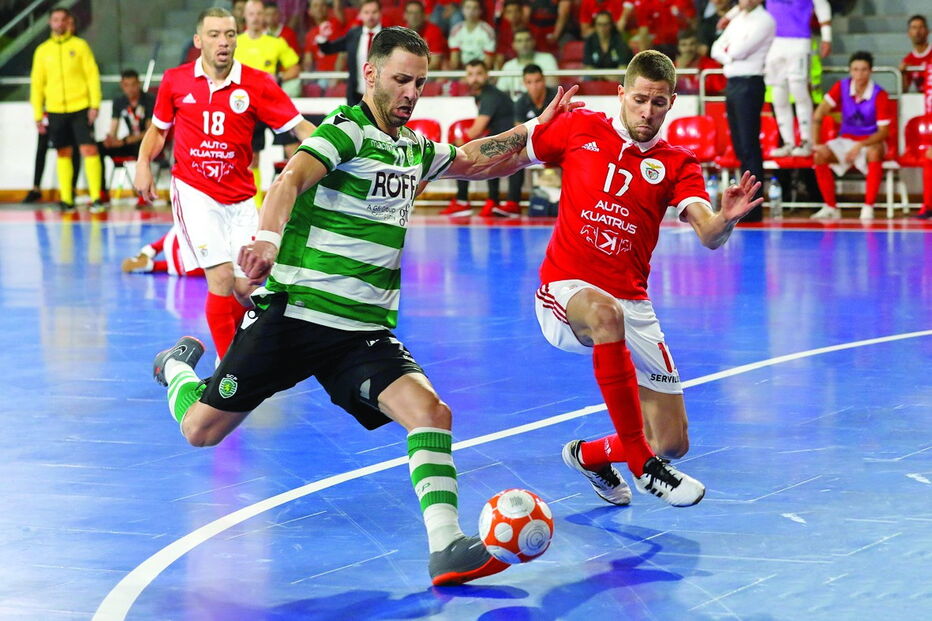 Cardinal (Sporting) tenta o remate à baliza perante Raúl Campos   