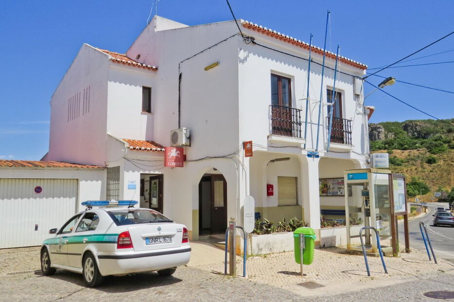 GNR esteve no local e, tal como a Polícia Judiciária, procede a investigações para encontrar dupla autora do ataque