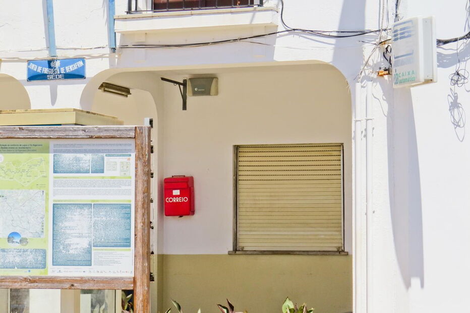 GNR esteve no local e, tal como a Polícia Judiciária, procede a investigações para encontrar dupla autora do ataque