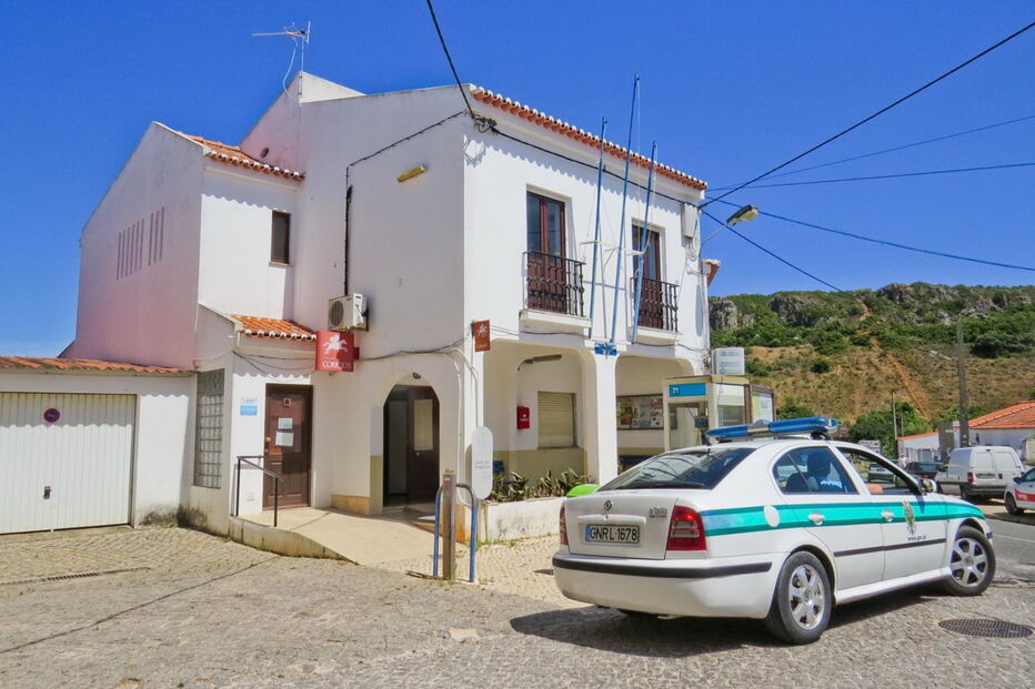 GNR esteve no local e, tal como a Polícia Judiciária, procede a investigações para encontrar dupla autora do ataque