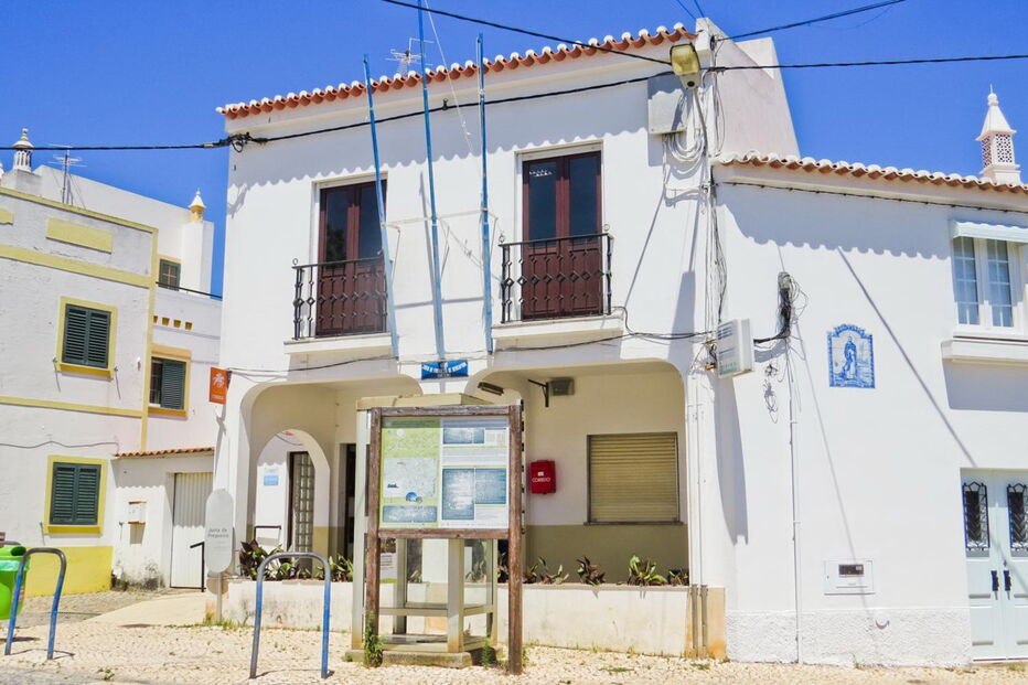 GNR esteve no local e, tal como a Polícia Judiciária, procede a investigações para encontrar dupla autora do ataque