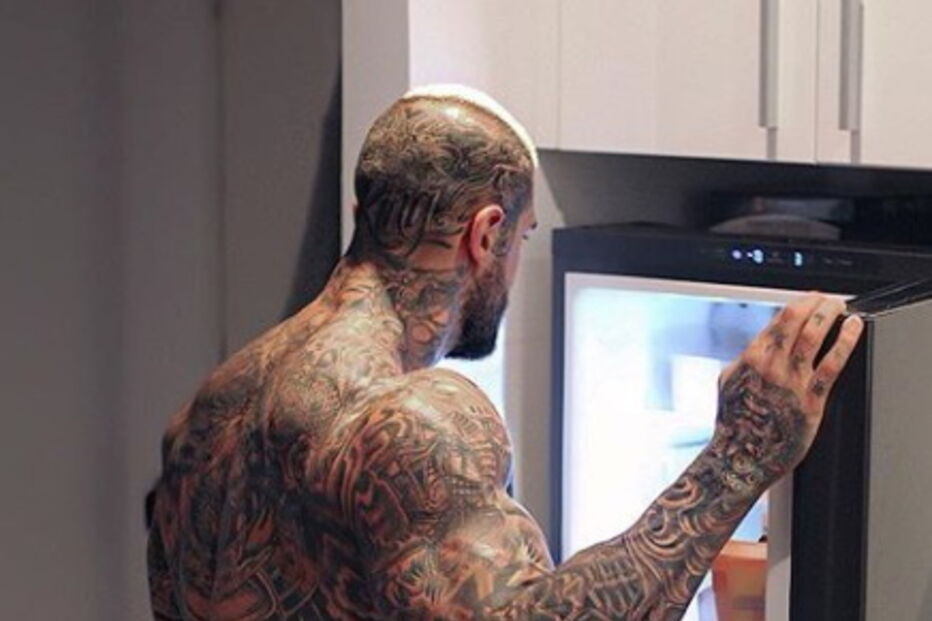 Soldado exibe vida luxuosa e tatuagens proibidas no Instagram