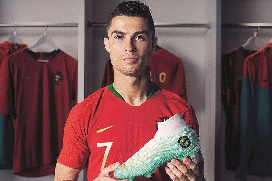 Cristiano Ronaldo exibe botas exclusivas para celebrar 154 jogos pelo País 
