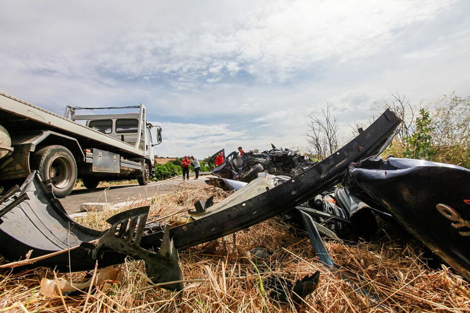 Acidente envolveu um Renault Clio e uma carrinha de transporte escolar da câmara de Sousel, na qual seguiam três alunos