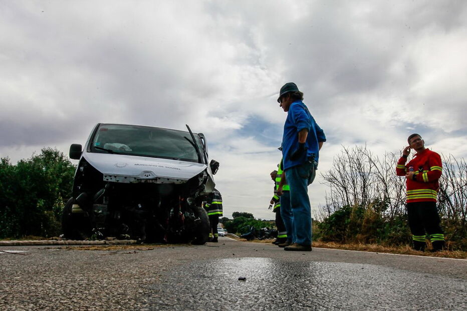 Acidente envolveu um Renault Clio e uma carrinha de transporte escolar da câmara de Sousel, na qual seguiam três alunos