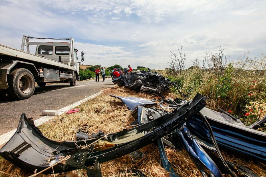 Acidente envolveu um Renault Clio e uma carrinha de transporte escolar da câmara de Sousel, na qual seguiam três alunos