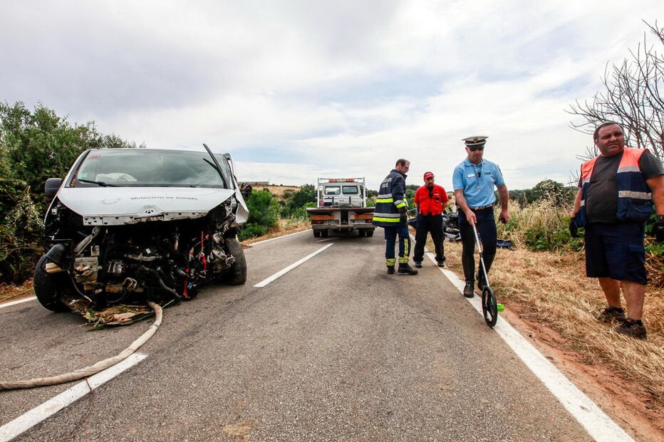 Acidente envolveu um Renault Clio e uma carrinha de transporte escolar da câmara de Sousel, na qual seguiam três alunos