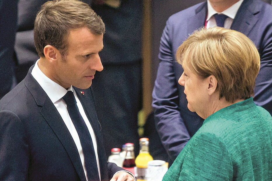 Angela Merkel conversa com Emmanuel Macron no arranque dos trabalhos