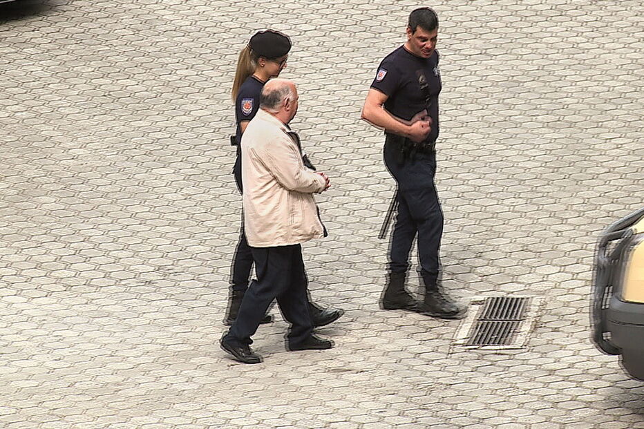 Filipe Barbosa, o arguido, foi conduzido ao tribunal por guardas prisionais para ouvir o acórdão      