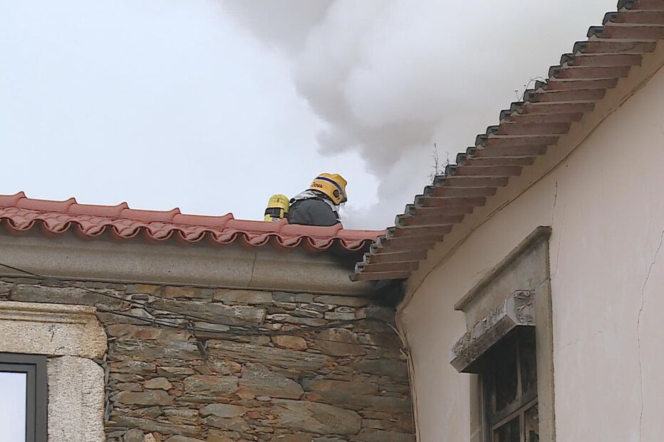 Casas consumidas pelas chamas   