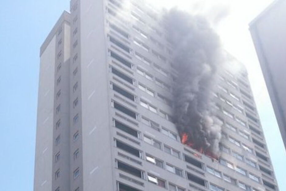 Fogo em torre de apartamentos de Londres