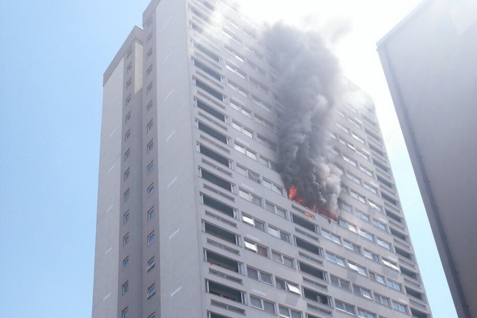 Fogo em torre de apartamentos de Londres