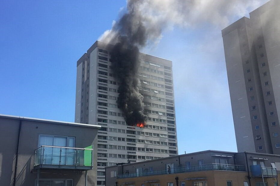 Fogo em torre residencial de Londres