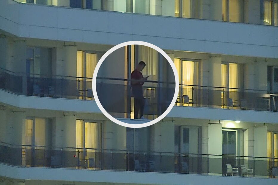 Ronaldo em momento de descontração na varanda do hotel em Sochi