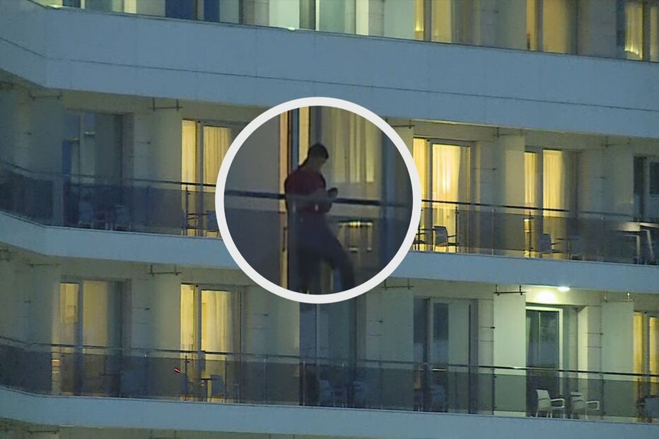 Ronaldo em momento de descontração na varanda do hotel em Sochi
