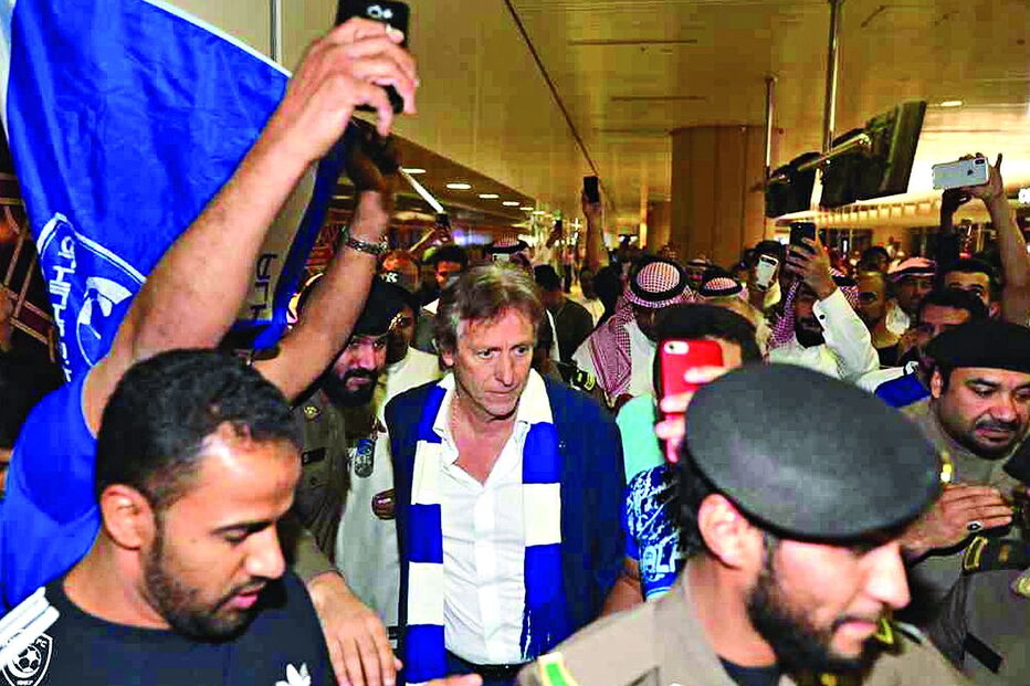 Jorge Jesus foi ontem recebido em apoteose no aeroporto de Riade na Arábia Saudita 