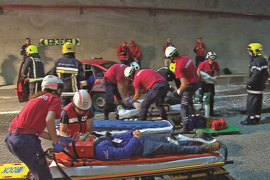 Meios de socorro em ação durante o simulacro que decorreu na noite de quinta-feira e madrugada de ontem no túnel