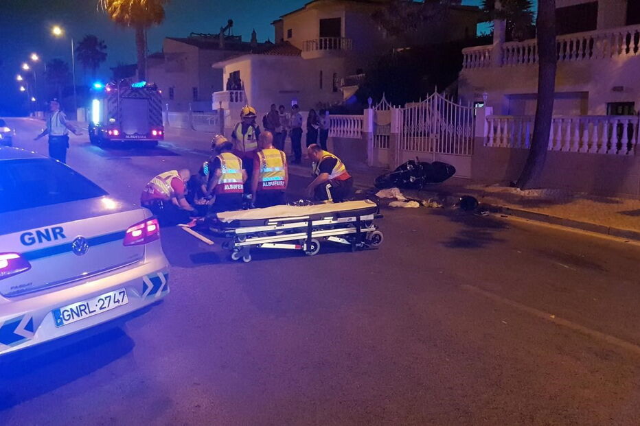 Condutor foge após bater em motociclo em Albufeira