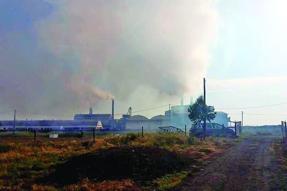 A fábrica de produção de bagaço de azeitona é um foco poluente em pleno Alentejo. Deputados querem medidas