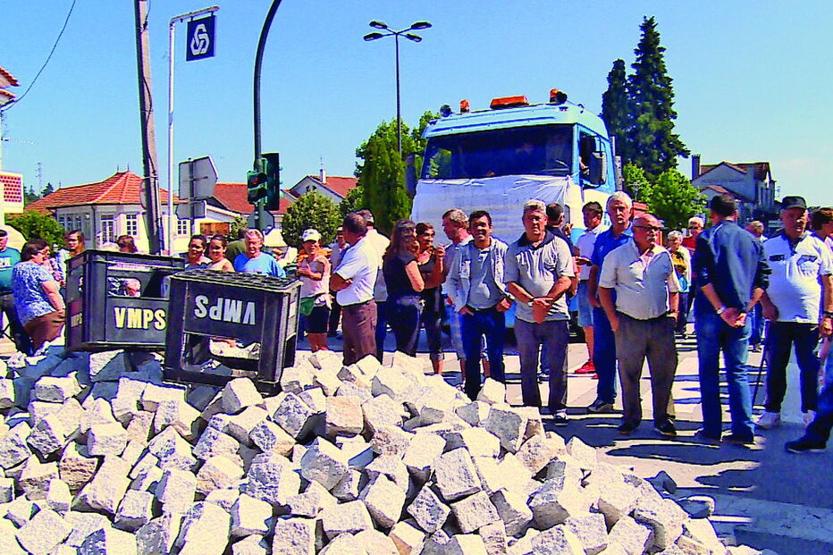 Clientes da Caixa Geral de Depósitos e população de Pedras Salgadas bloquearam EN2 com camião e paralelos de granito