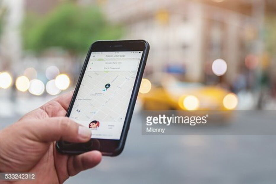 Cliente da Uber com telefone