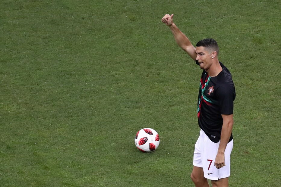 Cristiano Ronaldo na fase de aquecimento para o jogo frente ao Uruguai