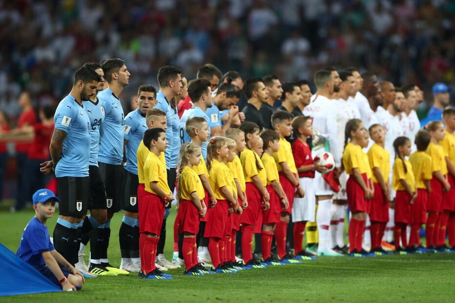 Equipas alinhadas antes do apito inicial