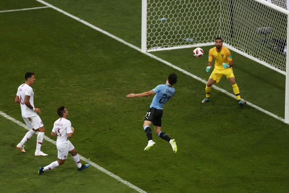 O golo de Cavani no jogo contra Portugal