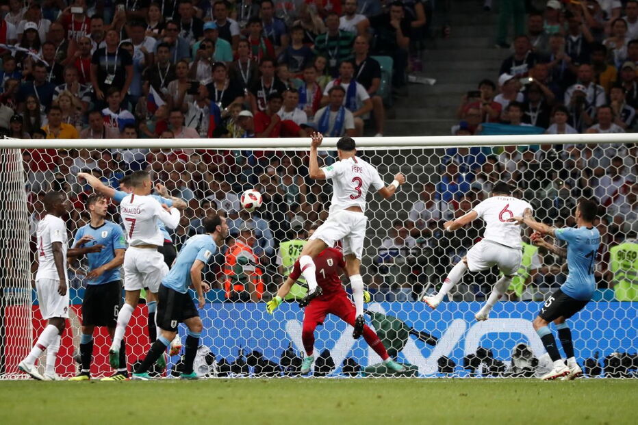 Pepe marca de cabeça ao Uruguai