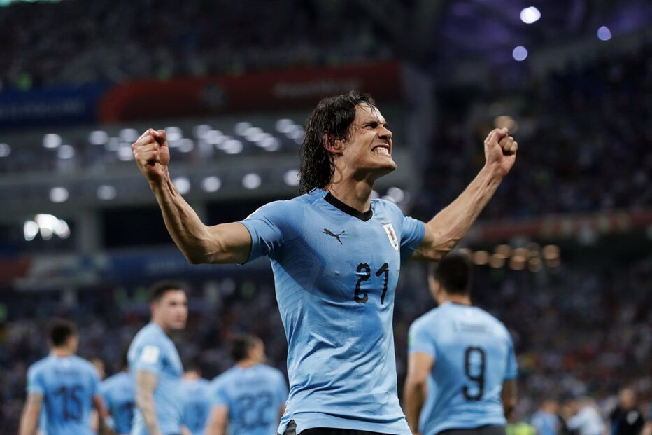 Cavani celebra o seu segundo golo contra Portugal