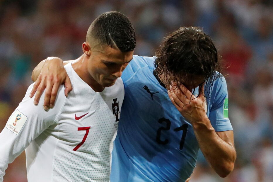 Ronaldo ampara Cavanni, que sai lesionado