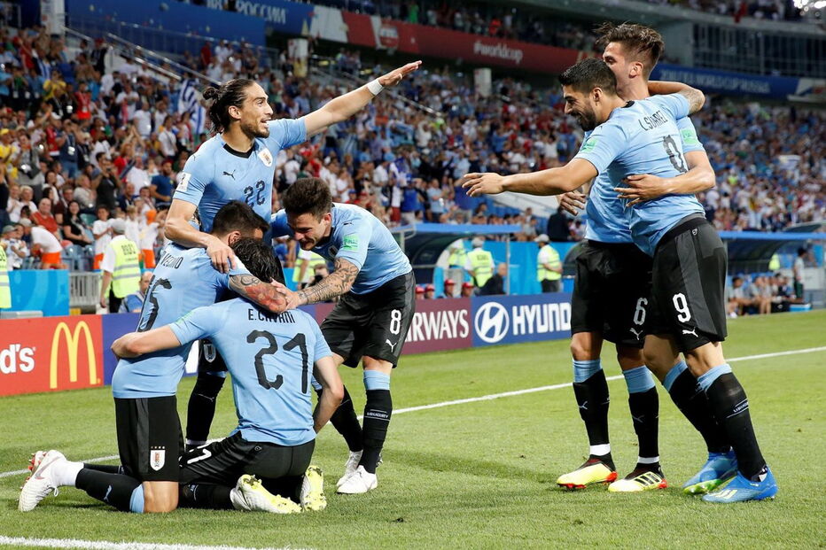 Jogadores do Uruguai celebram segundo golo a Portugal