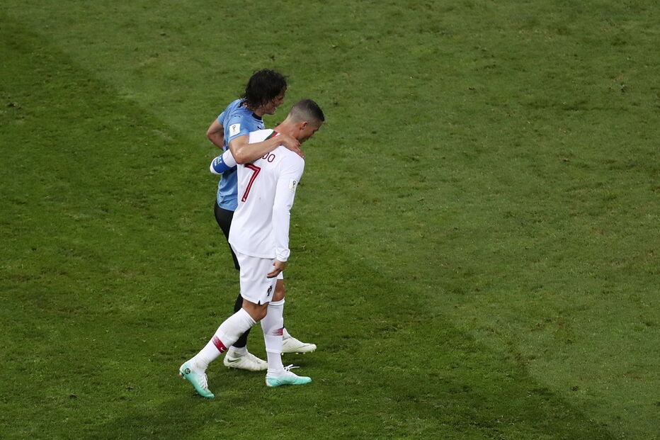 Ronaldo ampara Cavani lesionado