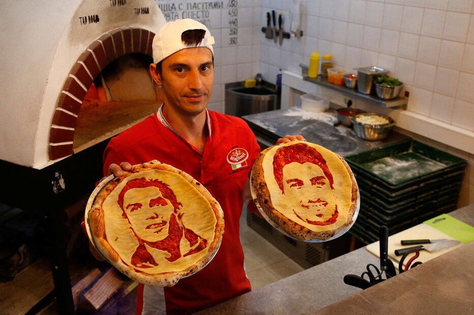 Chef cria pizas com caras de craques do futebol