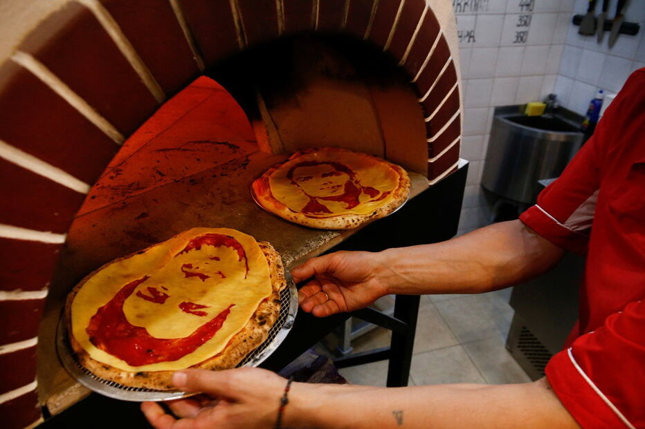 Chef cria pizas com caras de craques do futebol