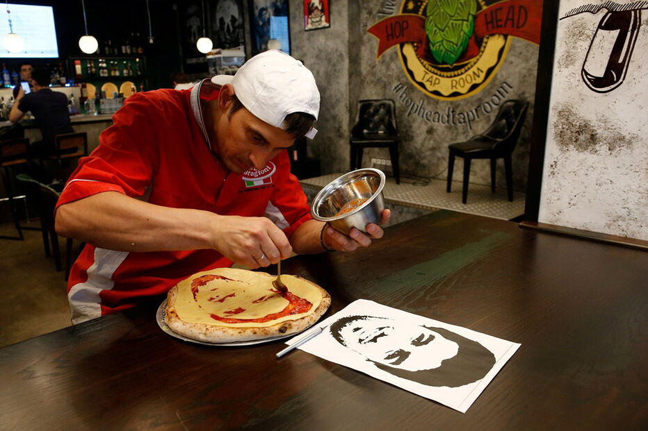 Chef cria pizas com caras de craques do futebol