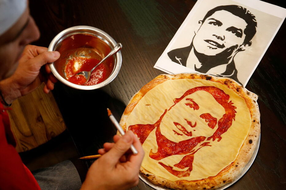 Chef cria pizas com caras de craques do futebol