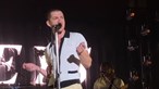 Arctic Monkeys tocam Strokes e levam fãs ao delírio