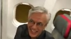 Passageiros cantam para Caetano Veloso a bordo de um avião