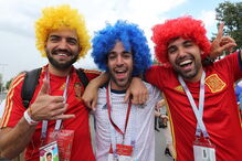 Adeptos da Espanha e da Rússia nas ruas de Moscovo