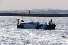 Operação prolongou-se por várias horas, com os tripulantes a ficarem a bordo do veleiro em segurança 