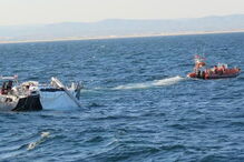 Operação prolongou-se por várias horas, com os tripulantes a ficarem a bordo do veleiro em segurança 