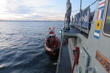 Operação prolongou-se por várias horas, com os tripulantes a ficarem a bordo do veleiro em segurança 